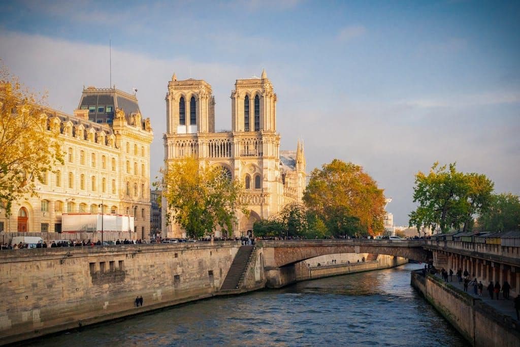 Free stock photo of aesthetic girl, autumn outfit, autumn photography Ile de la cite