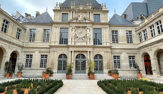 Hidden Gems of Le Marais: A Local's Walking Guide