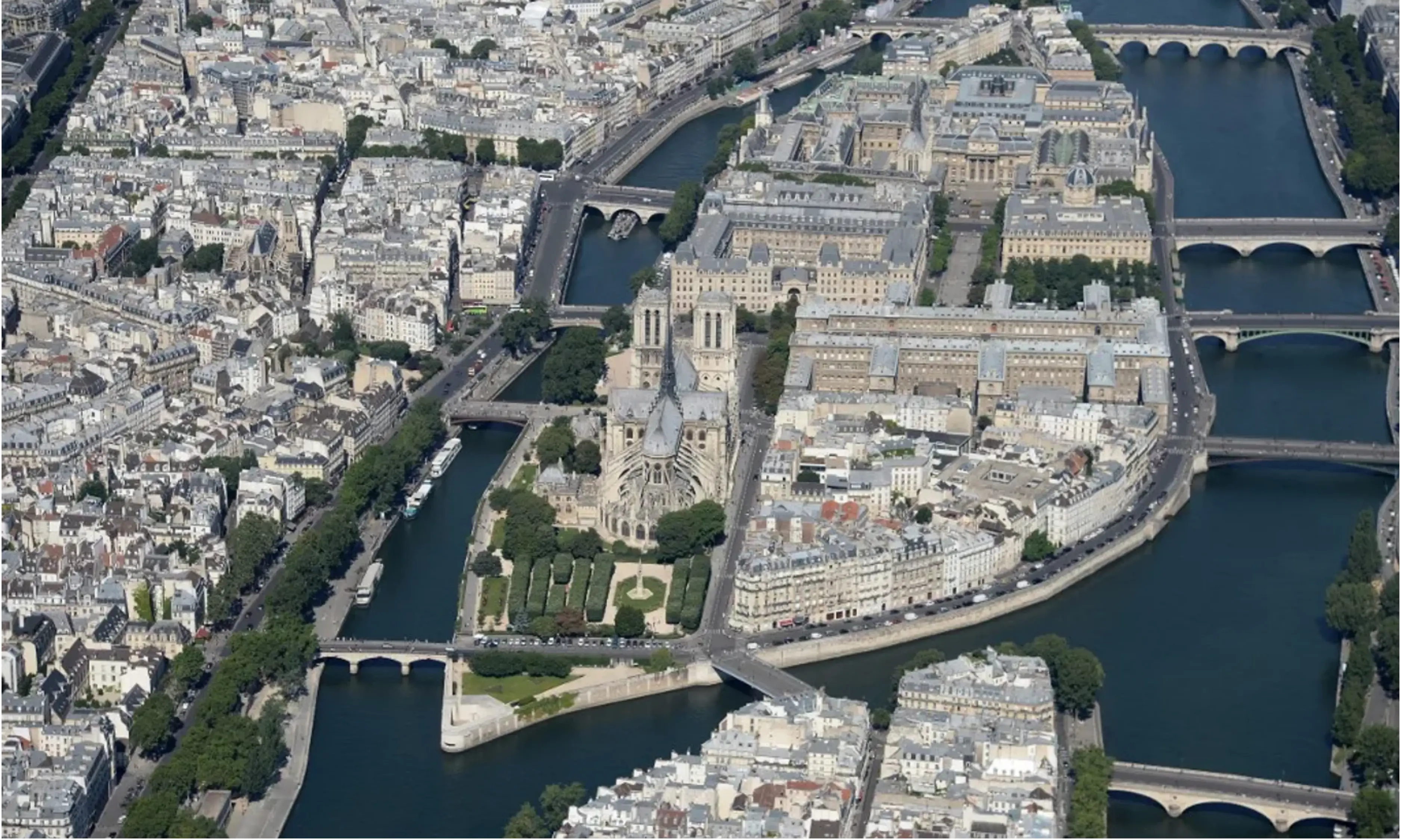 A scenic view of Île de la Cité